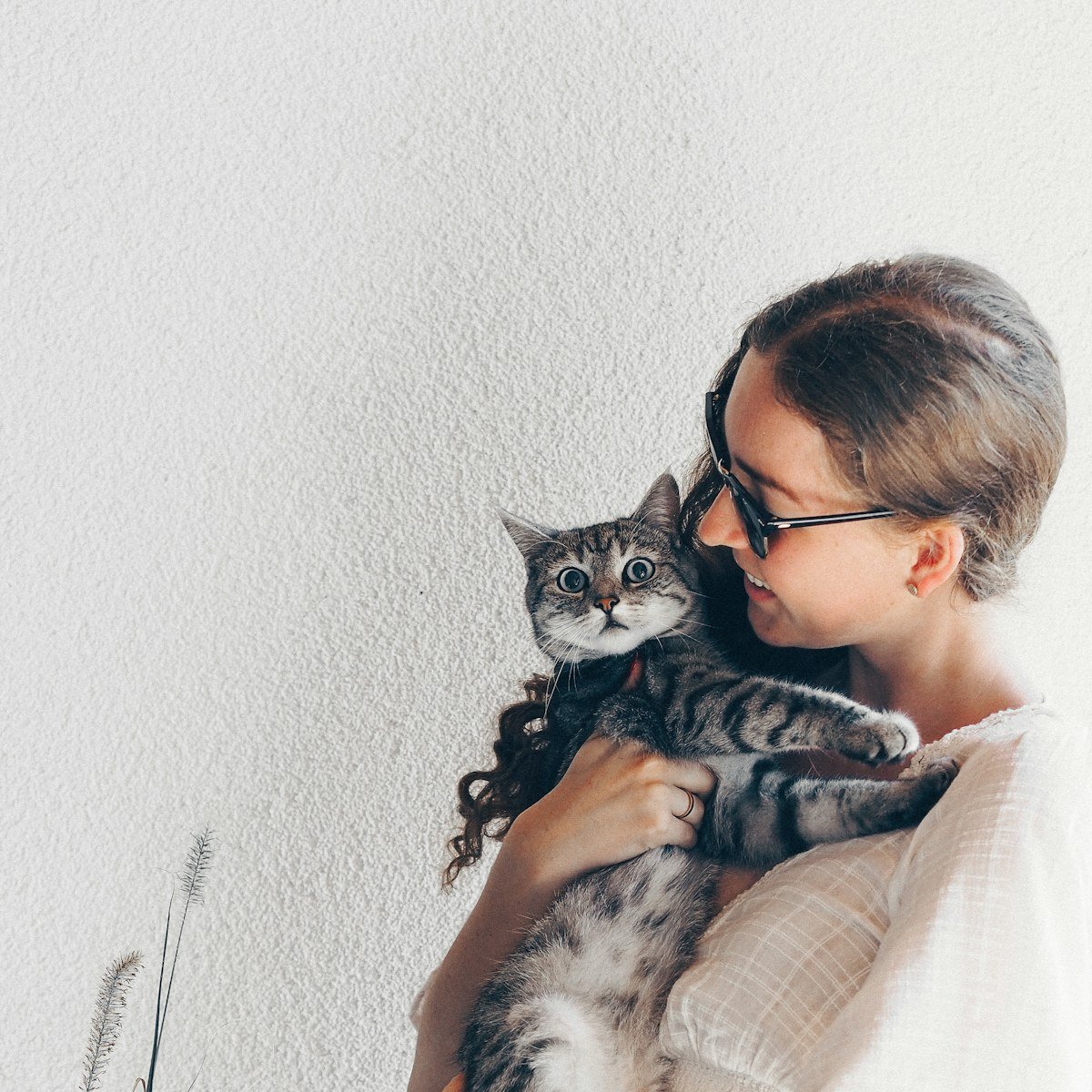 Une femme serre contre elle son chat tigré